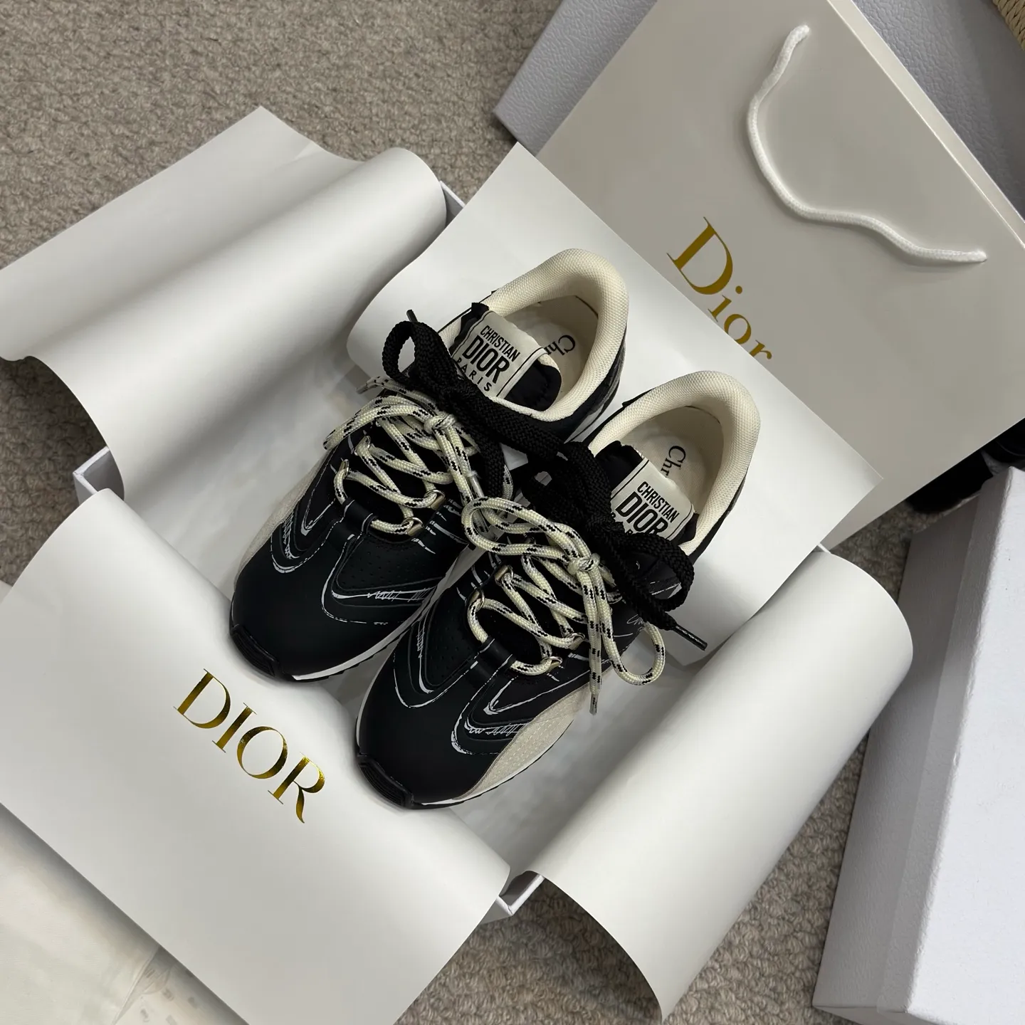 👟👟Ex-factory price 580👟👟 Original purchase and development 𝐂h𝐑𝐈𝐒𝐓𝐈𝐀𝐍 𝐃𝐈or This Dior Vibe Dior sneaker incorporates Dior's haute couture spirit and reinterprets the classic running shoes, moral training shoes. Forrest Gump shoes. Matched with Oblique Printed 3D printing technology reproduces the original fabric to create a contrasting modern style. The details are displayed with a 3D effect, and the iconic details of the logo decoration on the side and back are further embellished. It complements various casual or elegant items to create a modern look.  ✅The tongue is decorated with the Christian Dior PARIS Logo in 3 different colors and overlapping fabric lines. It is consistent with the original version. It is full of details. Welcome to compare and compare with the ordinary version on the market. ✅The original rubber TPU sole is decorated with the DIOR logo. The convex and concave rubber sole is decorated with the Christian Dior lucky star symbol. ✅Size: 35-40 (41 can be customized)